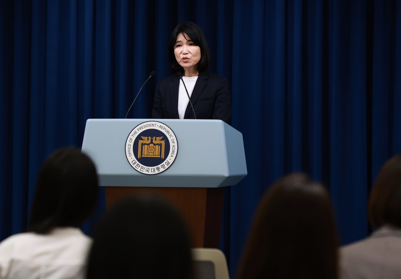  이진숙 신임 방송통신위원장 후보자가 4일 오전 서울 용산 대통령실 청사 브리핑실에서 열린 인사브리핑에서 지명 소감을 말하고 있다. 2024.7.4