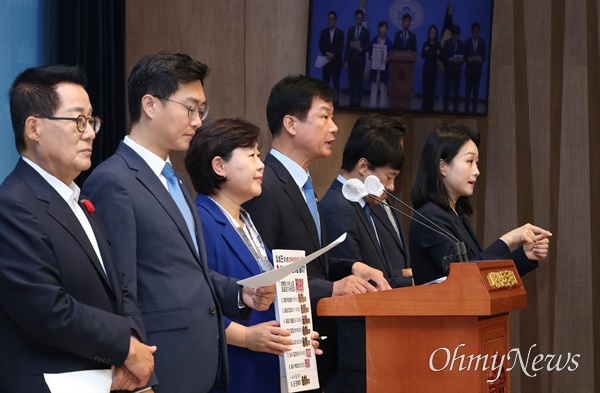  더불어민주당 법제사법위원들이 8일 오전 서울 여의도 국회 소통관에서 긴급 기자회견을 열고 해병대 수사 외압, 검찰의 특활비 부정사용 사건에 대한 공수처의 신속수사를 촉구하고 있다. 왼쪽부터 박지원, 장경태, 서영교, 박균택, 이성윤, 김승원 위원. 