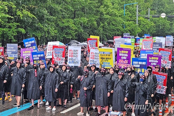  삼성전자 최대 노조인 전국삼성전자노동조합이 8일 오전 11시 화성사업장 H1 정문 앞 도로에서 총파업 돌입 집회를 열었다. 이들은 8~11일 사흘 간 총파업을 진행할 예정이다.