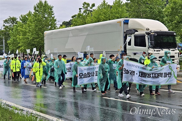  오송참사유가족협의회·생존자협의회·시민대책위원회가 8일 오전 참사 현장인 궁평제2지하차도에서 1주기(오는 15일) 추모주간 선포 기자회견을 열고 도보행진에 나섰다. 이들은 11일까지 충북도청으로 이동해 결의대회를 열 계획이다. 