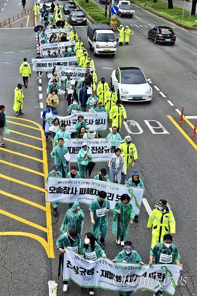  오송참사유가족협의회·생존자협의회·시민대책위원회가 8일 오전 참사 현장인 궁평제2지하차도에서 1주기(오는 15일) 추모주간 선포 기자회견을 열고 도보행진에 나섰다. 이들은 11일까지 충북도청으로 이동해 결의대회를 열 계획이다.