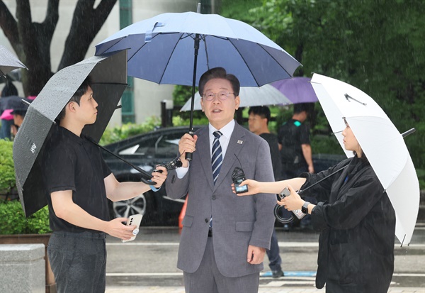  더불어민주당 이재명 전 대표가 8일 오후 서울 서초구 서울중앙지법에서 열리는 '공직선거법 재판 위증교사 혐의' 관련 1심 속행 공판에 출석하기 전 취재진 질문에 답하고 있다.