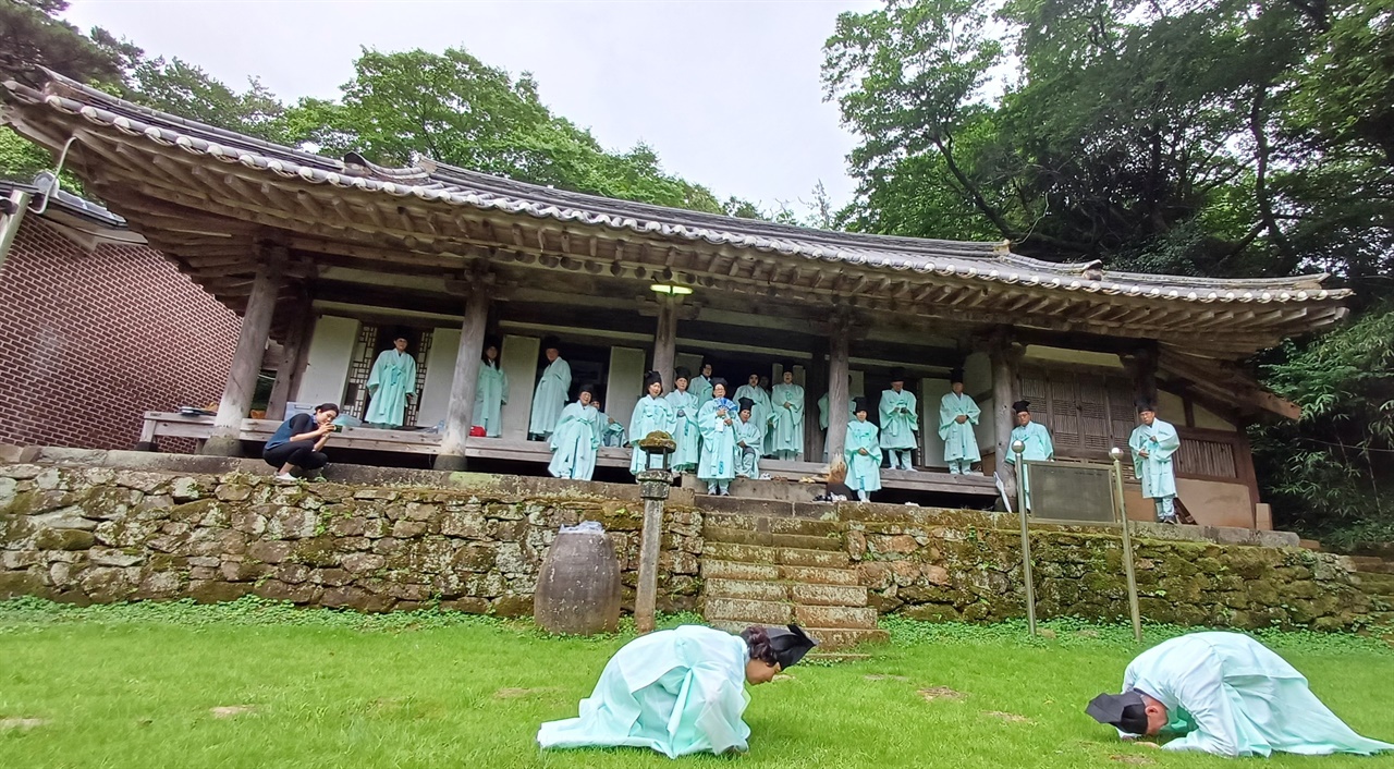  체험 참가자들이 유생복을 입고 기본 예절을 익히고 있다. 지난 7월 7일 장흥 무계고택에서다.