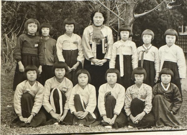 사진 김학봉 여사가 중학교 교사로 근무 시 학생들과 함께한 사진