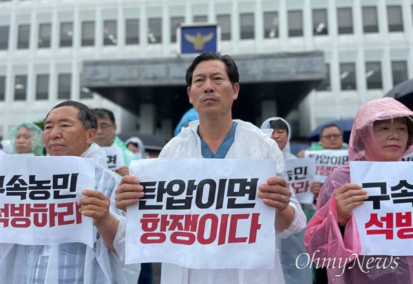  전국농민회총연맹 부산경남연맹 등 단체는 9일 경남경찰청 앞에서 청년농민 구속에 항의하는 입장을 발표했다.