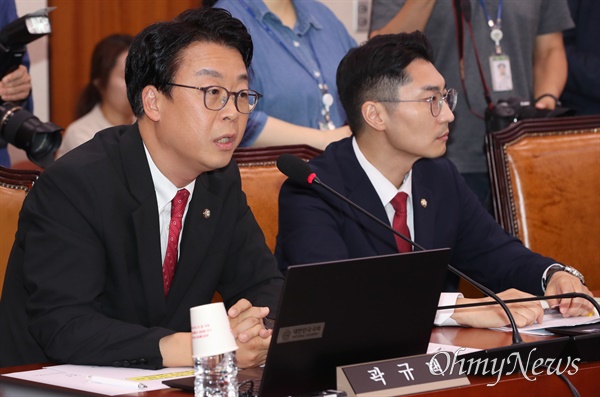 곽규택 국민의힘 의원(왼쪽)이 9일 오후 서울 여의도 국회에서 열린 법제사법위원회 전체회의에서 의사진행발언을 하고 있다.