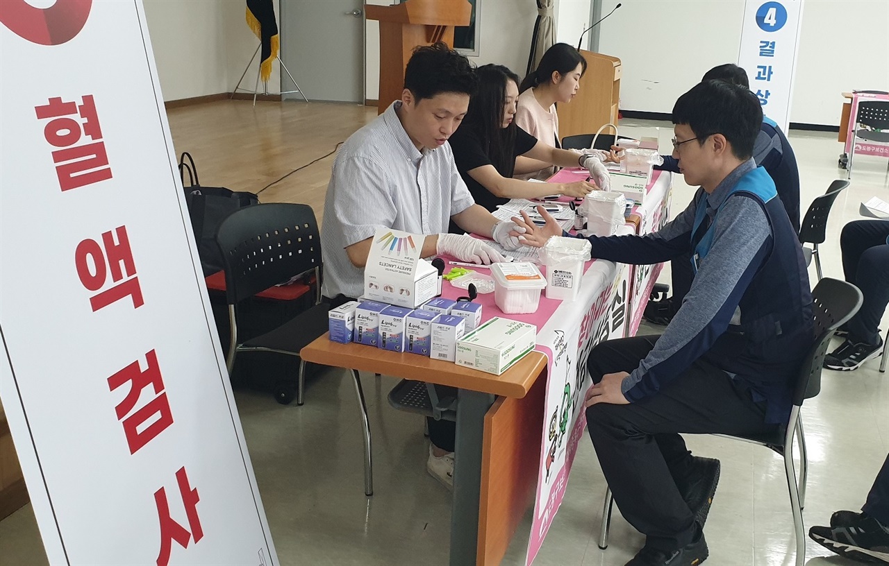  서울 도봉구보건소 직원들이 10일 서울도봉우체국을 방문해 집배원들의 건강상담을 진행하고 있다.