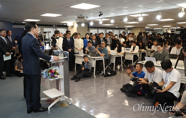  이재명 더불어민주당 전 대표가 10일 오전 서울 여의도 중앙당사에서 대표직 연임 도전을 선언하고 있다. 