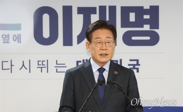  이재명 더불어민주당 전 대표가 10일 오전 서울 여의도 중앙당사에서 대표직 연임 도전을 선언하고 있다.