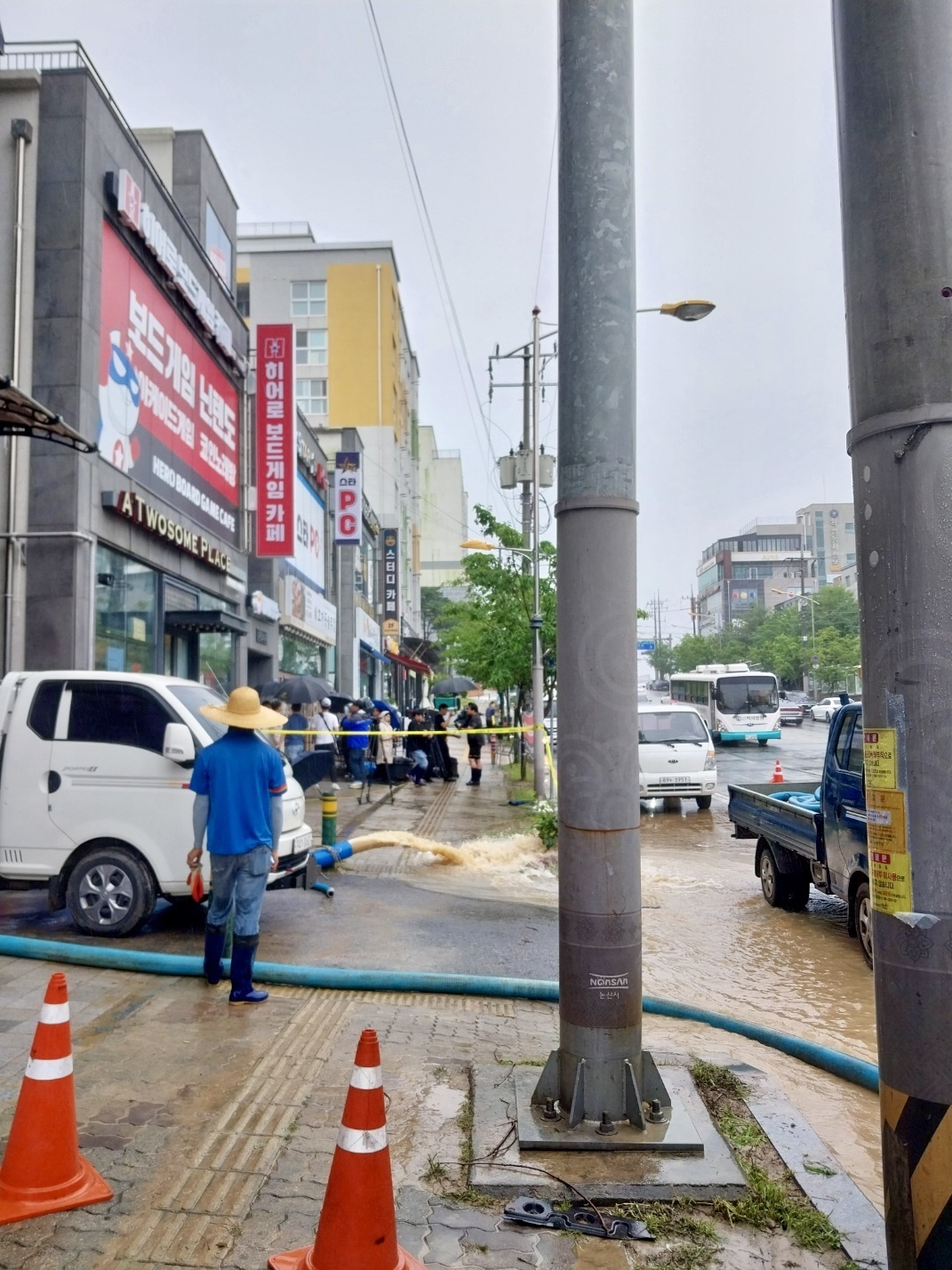  인명피해가 난 논산시 내동의 한 오피스텔 지하는 배수작업이 한창이다.