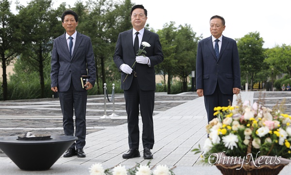  김두관 더불어민주당 당대표 후보는 10일 오후 김해 봉하마을을 찾아 고 노무현 전 대통령 묘소를 참배했다.