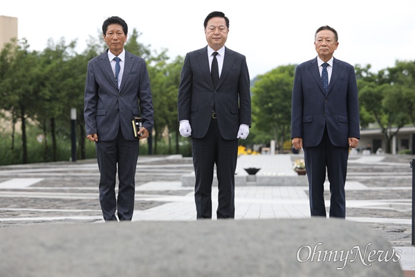  김두관 더불어민주당 당대표 후보는 10일 오후 김해 봉하마을을 찾아 고 노무현 전 대통령 묘소를 참배했다.