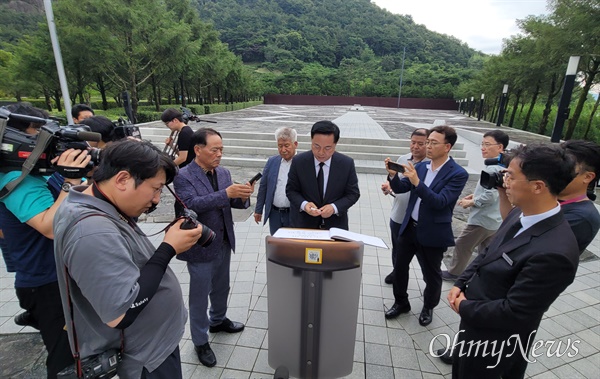  김두관 더불어민주당 당대표 후보는 10일 오후 김해 봉하마을을 찾아 고 노무현 전 대통령 묘소를 참배했다.