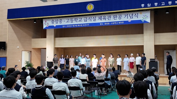  은평주민들로 구성된 꿈꾸는 합창단이 축하 공연을 펼치고 있다 (사진 : 고은)