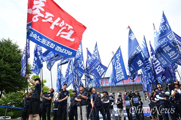  전국금속노동조합 경남지부는 10일 오후 창원고용노동지청 옆 도로에서 "국제노동기구 기준에 맞는 노동법 개정, 윤석열 거부권 거부, 총파업 경남대회"를 열었다.