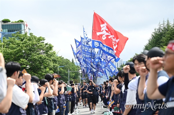  전국금속노동조합 경남지부는 10일 오후 창원고용노동지청 옆 도로에서 "국제노동기구 기준에 맞는 노동법 개정, 윤석열 거부권 거부, 총파업 경남대회"를 열었다.