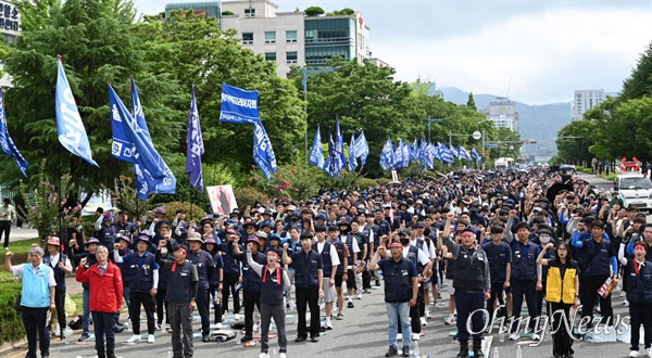  전국금속노동조합 경남지부는 10일 오후 창원고용노동지청 옆 도로에서 "국제노동기구 기준에 맞는 노동법 개정, 윤석열 거부권 거부, 총파업 경남대회"를 열었다.