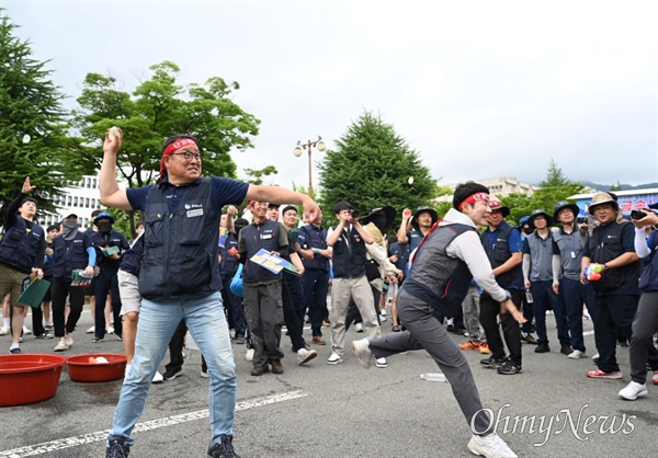  전국금속노동조합 경남지부는 10일 오후 창원고용노동지청 옆 도로에서 "국제노동기구 기준에 맞는 노동법 개정, 윤석열 거부권 거부, 총파업 경남대회"를 열었다.