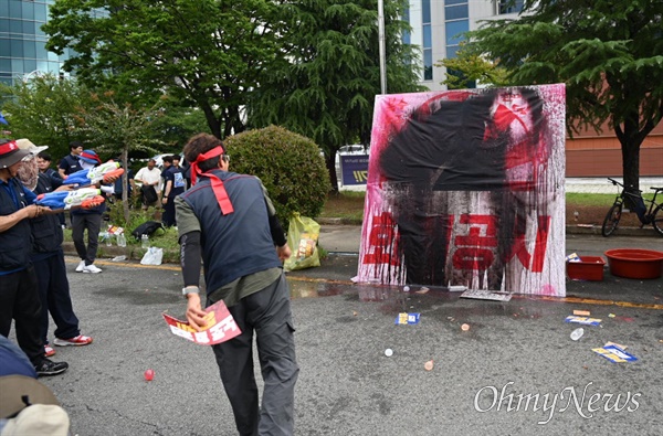  전국금속노동조합 경남지부는 10일 오후 창원고용노동지청 옆 도로에서 "국제노동기구 기준에 맞는 노동법 개정, 윤석열 거부권 거부, 총파업 경남대회"를 열었다.