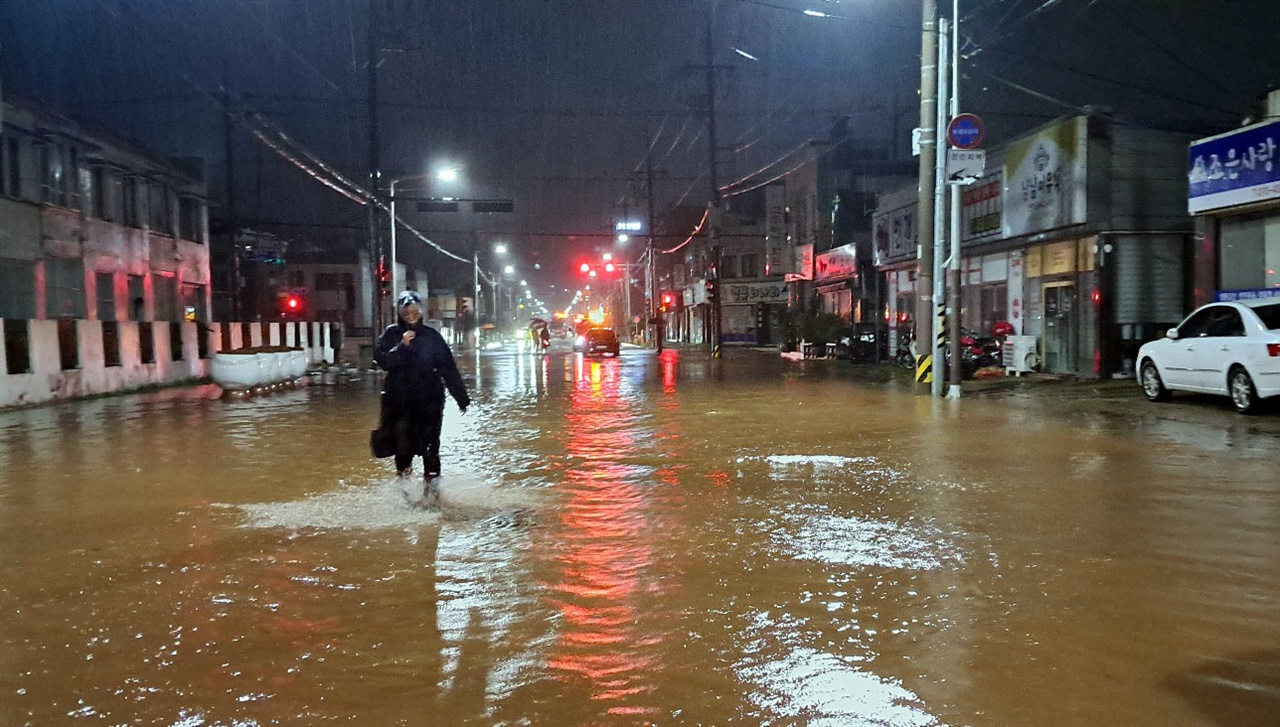  빗물에 잠긴 전북 군산시 한 도로.