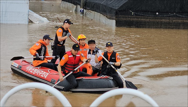  대전소방본부가 10일 폭우로 고립된 서구 용촌동 마을 주민 전원을 구조했다.