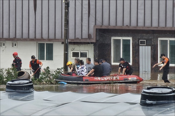  대전소방본부가 10일 폭우로 고립된 서구 용촌동 마을 주민 전원을 구조했다.