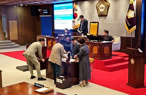  강남구의회 상임위원장 선거에서 감표위원들이 투표 용지를 확인하고 있다.