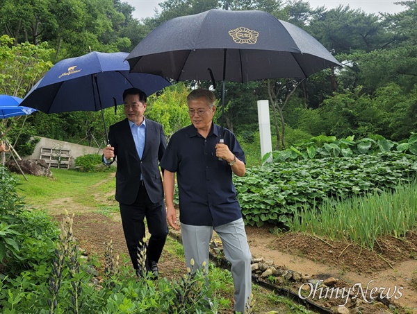  김두관 더불어민주당 당대표 후보는 11일 오전 양산 평산마을을 찾아 문재인 전 대통령을 예방했다.
