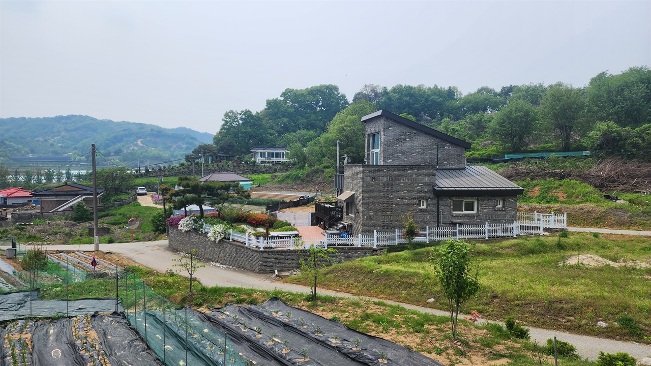 지인이 사는 시골 동네 시골로 이사간 지인이 차가 없으면 이동권이 제한되어 하는 수 없이 운전한다고 한다. 우리가 놀러 갔을 때도 시외버스 터미널까지 승용차로 마중나와 주었다.