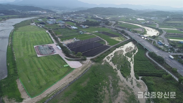  충남 금산군이 올해 상반기 봉황천 둔치(금산군 제원면 수당리 986-1 일원)에 조성한 파크골프장. 사진은 지난 4일 촬영한 것으로 물에 잠기기 전의 모습이다. 