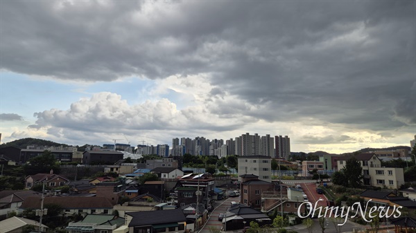  2024년 7월 10일 오후 5시께 강원도 원주시 명륜1동 원주전통문화교육원 옥상에서 촬영된 하늘. 먹구름이 한쪽에만 몰려 있다.
