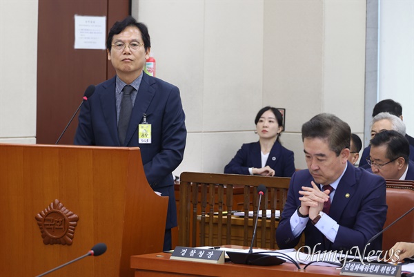  김철문 경북경찰청장이 11일 오후 서울 여의도 국회에서 열린 행정안전위원회 전체회의에 출석해 해병대 채 상병 순직 사건 수사 결과 발표에 관한 의원들의 질의를 듣고 있다.