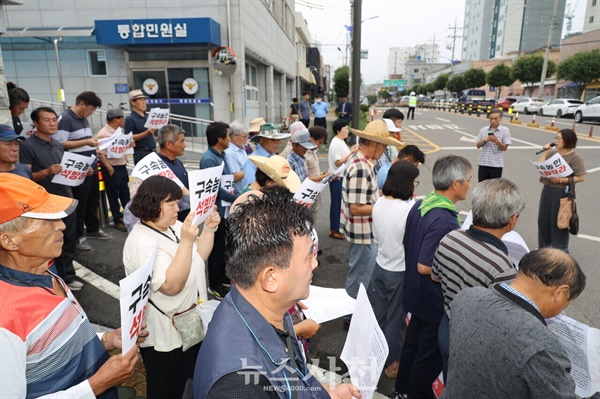  지난 7월 4일 전국농민대회에 참가했던 30대 청년 농업인이 구속된 사건을 둘러싸고, 농민단체와 시민사회단체의 반발이 거세지고 있다. 사천시농민회(회장 하승원)는 이날 오전 11시 30분 사천경찰서 앞에서 '청년농민 김재영 폭력연행 구속 규탄' 기자회견을 열었다.