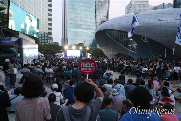  11일 오후 서울 마포구 상암동 MBC광장에서 언론노조 MBC본부 주최로 ‘MBC 힘내라 콘서트’가 열렸다. 