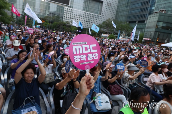  11일 오후 서울 마포구 상암동 MBC광장에서 언론노조 MBC본부 주최로 ‘MBC 힘내라 콘서트’가 열렸다. 