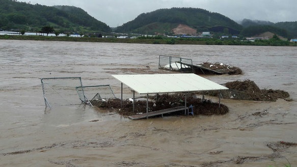  2016년 7월 내린 비에 금산 봉황천 레저스포츠단지 야구장 시설물이 물에 잠겨 있다.