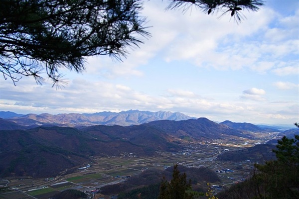 효포 공주의 주산 중 하나인 월성산(봉화산) 봉수대에서 바라 본 효포의 모습. 이 좁은 골에서 피아간 밀고 밀리는 전투가 몇차례나 이뤄졌다.