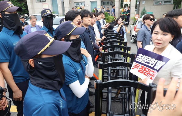  국회 법제사법위원회 소속 더불어민주당 김승원, 이건태, 이성윤, 장경태, 전현희 의원과 조국혁신당 박은정 의원이 12일 오전 서울 용산구 대통령실을 찾아 윤석열 대통령 탄핵소추안 즉각 발의 요청에 관한 청원 관련 청문회 출석요구서를 전달하기 위해 이동하자, 202경비단 소속 경찰들이 바리케이드를 설치해 의원과 기자들을 가로막고 있다.