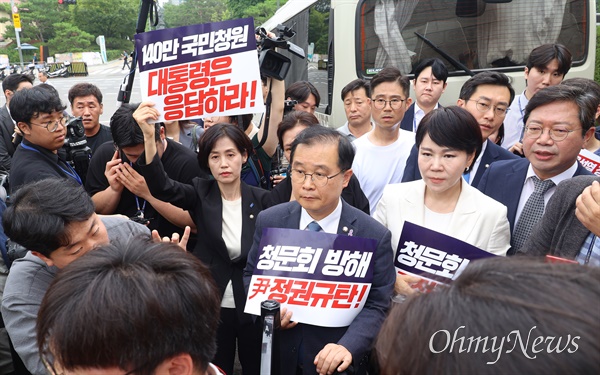  국회 법제사법위원회 소속 더불어민주당 김승원, 이건태, 이성윤, 장경태, 전현희 의원과 조국혁신당 박은정 의원이 12일 오전 서울 용산구 대통령실을 찾아 윤석열 대통령 탄핵소추안 즉각 발의 요청에 관한 청원 관련 청문회 출석요구서를 전달하기 위해 이동하자, 202경비단 소속 경찰들이 바리케이드를 설치해 의원과 기자들을 가로막고 있다.