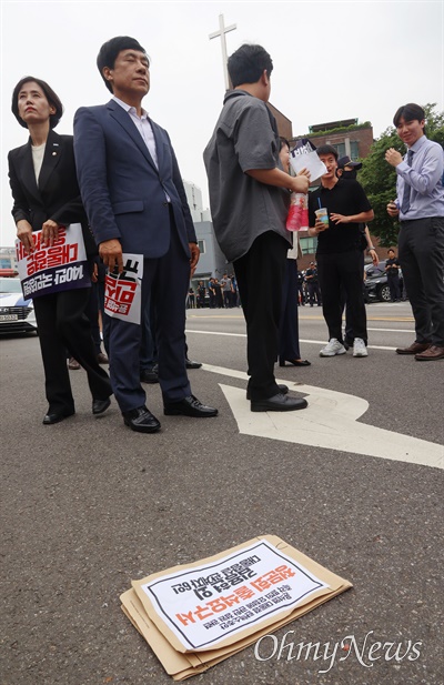  국회 법제사법위원회 소속 더불어민주당 김승원, 이건태, 이성윤, 장경태, 전현희 의원과 조국혁신당 박은정 의원이 12일 오전 서울 용산구 대통령실을 찾아 윤석열 대통령 탄핵소추안 즉각 발의 요청에 관한 청원 관련 청문회 출석요구서를 전달하자, 대통령실 관계자가 수령을 거부해 출석요구서가 바닥에 놓여 있다.