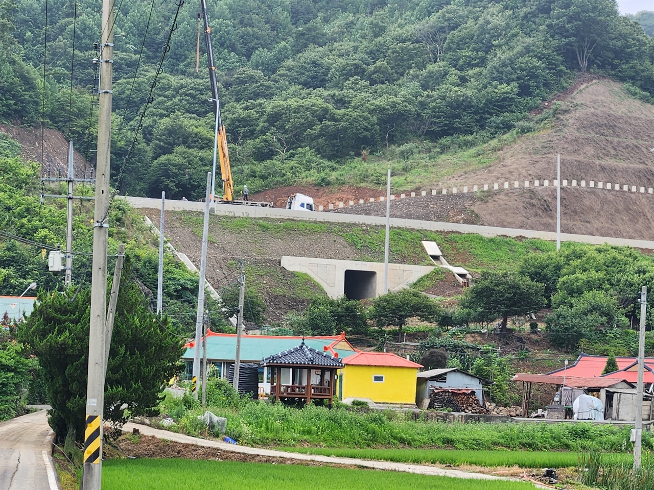  충남 청양군 온직2리. 마을 민가 바로 뒤에서 서부내륙고속도로 건설 공사가 진행되고 있다. 