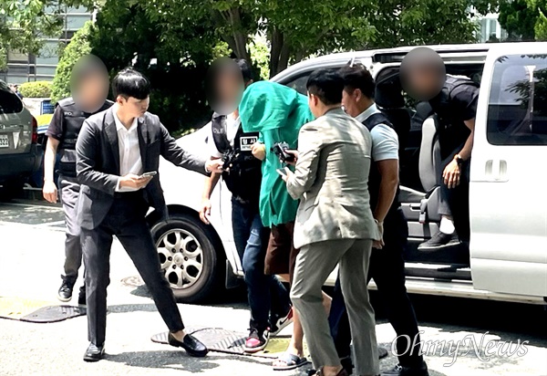  태국 파타야 드럼통 살인 사건의 피의자 3명 가운데 1명이 영장실질심사를 받기 위해 12일 오후 창원지방법원으로 향하고 있다.