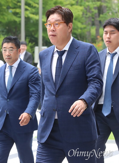 김성태, 1심 선고 공판 출석 김성태 전 쌍방울 그룹 회장이 12일 오후 경기 수원시 수원지방법원에서 진행된 뇌물공여 및 정치자금법위반, 외국환거래법위반 등 혐의에 대한 1심 선고 공판에 출석하고 있다. 
