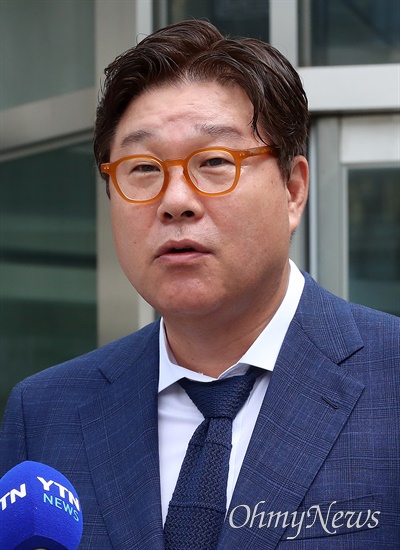 김성태 1심 집행유예 "착잡하다" 김성태 전 쌍방울 그룹 회장이 12일 오후 경기 수원시 수원지방법원에서 진행된 뇌물공여 및 정치자금법위반, 외국환거래법위반 등 혐의에 대한 1심 선고 공판에서 집행유예를 선고받은 뒤 법원을 나서고 있다. 김 전 회장은 심경을 묻는 취재진들의 질문에 "착잡하다"고 말했다.