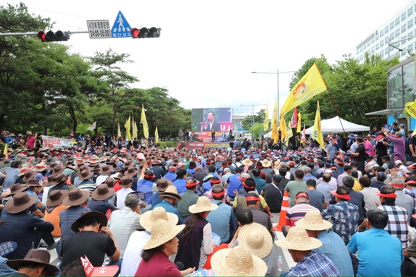  3일 여의도 국회의사당 앞에서 전국1만2천여 한우농가가 한우 도매가 폭락에 대한 정부의 대책마련을 촉구하는 집회를 열었다. 우리지역에서는 40여명의 주민들이 이번 집회에 참석했다.(사진제공: 박덕흠의원실)