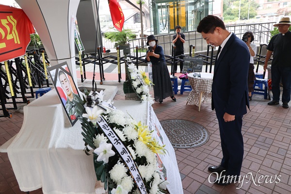  해병대 채상병 순직 1주기 추모주간 선포 기자회견이 12일 오후 윤석열 대통령 관저 부근인 지하철 6호선 한강진역 부근에서 정의자유해병연대 주최로 열렸다. 부승찬 더불어민주당 의원이 임시 분향소에서 참배하고 있다.