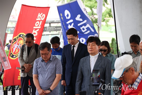  해병대 채상병 순직 1주기 추모주간 선포 기자회견이 12일 오후 윤석열 대통령 관저 부근인 지하철 6호선 한강진역 부근에서 정의자유해병연대 주최로 열렸다. 부승찬 더불어민주당 의원을 비롯한 참석자들이 묵념을 하고 있다.