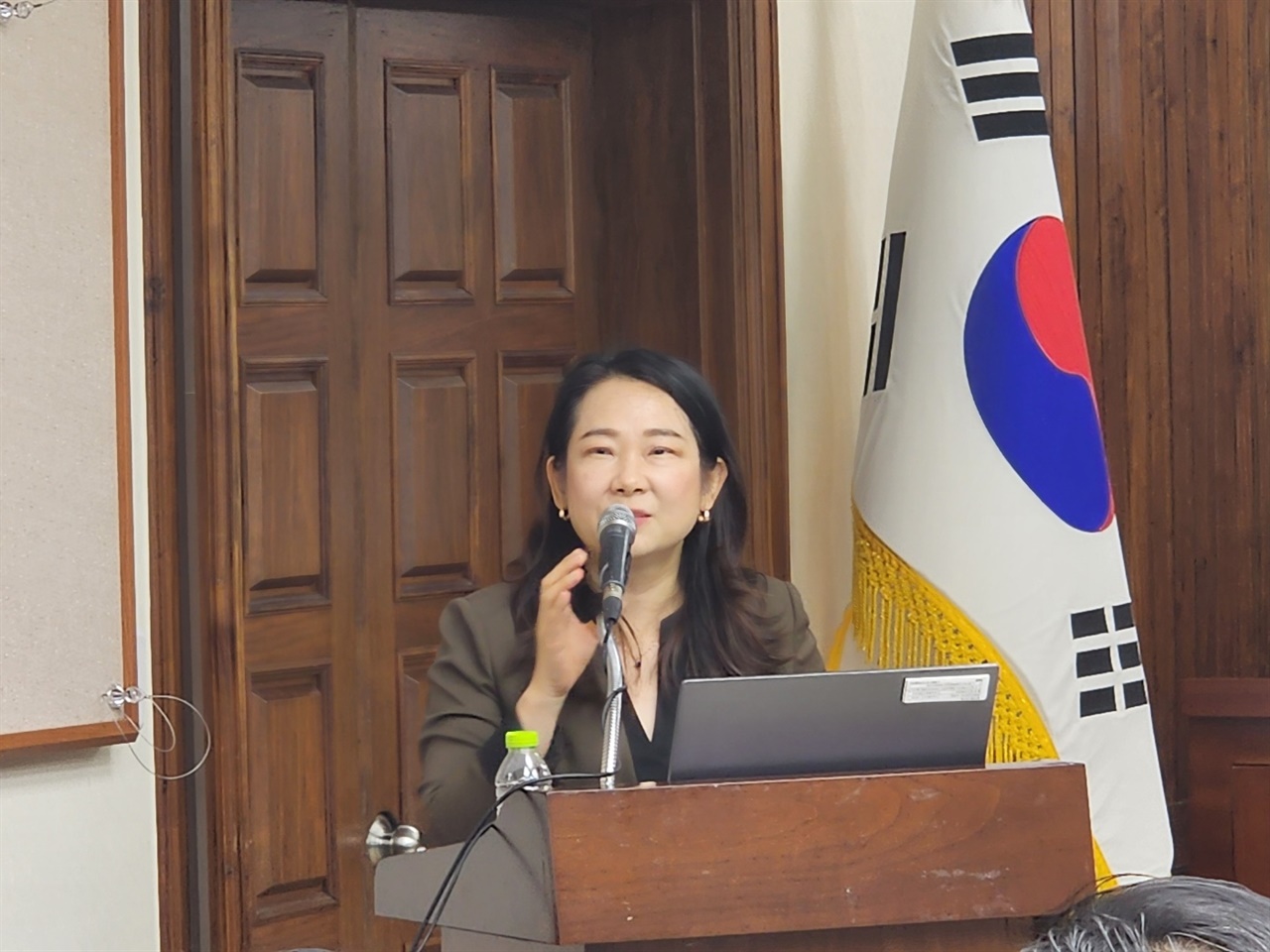  국회도서관 소회의실에서 열린 '반지하 주거상향 3법' 국회토론회에서 남지현 경기연구원 연구위원이 주제발표를 하고있다.