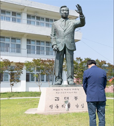  김동연 경기도지사가 6월 10일 전남 목포를 방문, 김대중 전 대통령의 모교인 목상고(구 목포상고)에서 김 전 대통령의 동상에 헌화 및 묵상을 하고 있다.