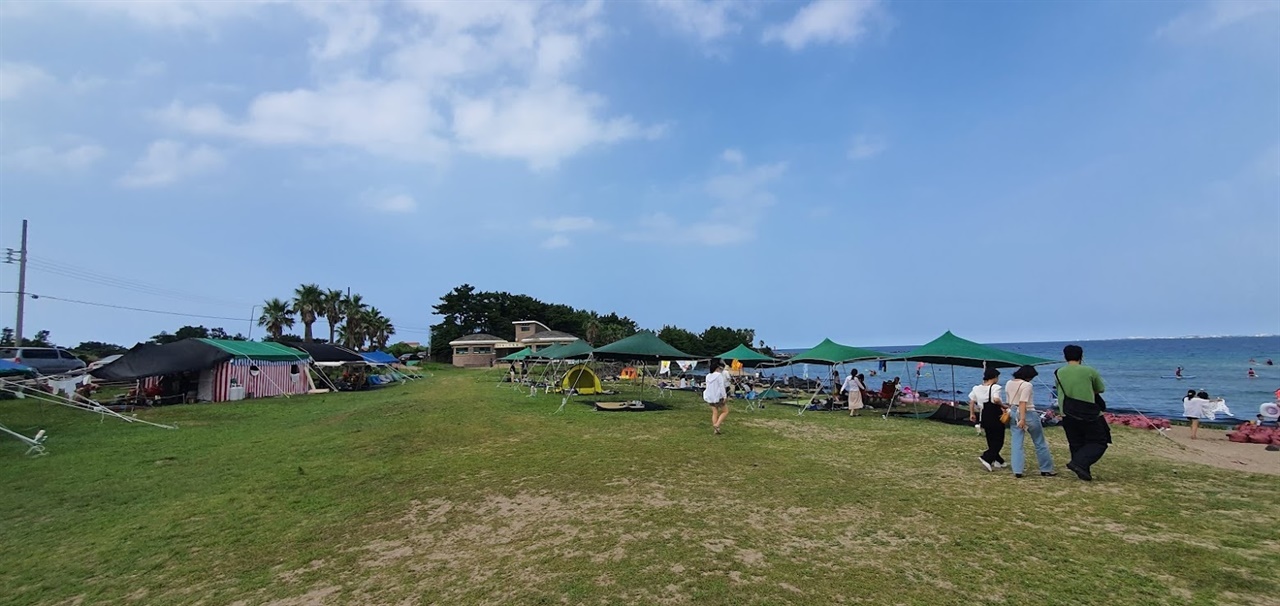  제주 해수욕장에 설치된 그늘막과 평상